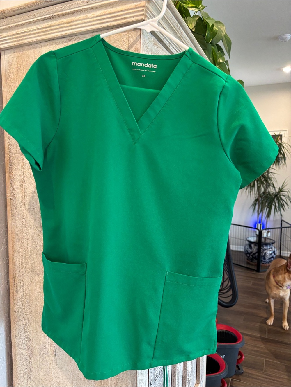 Mandala Women's Emerald Green V-Neck Scrub Top & Bottoms SCRUB SET